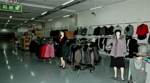  Shopping in North Korean department stores 